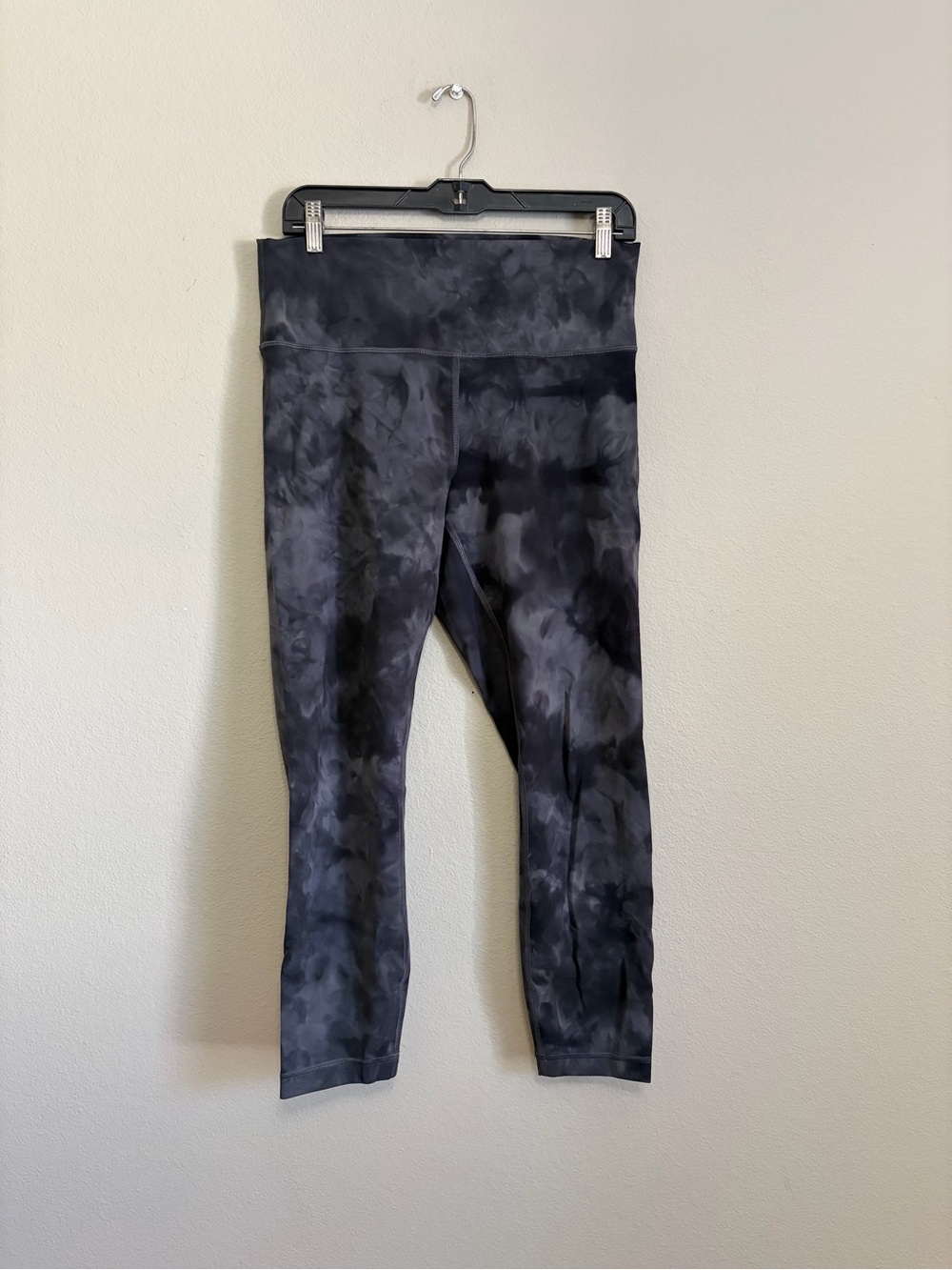Lululemon High‎ Rise Cropped Leggings
Diamond Dye Pitch Graphite Grey size 12